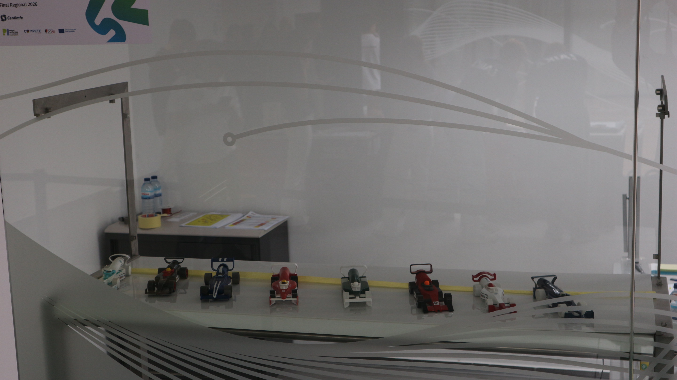 Mesa da equipa na fase regional com materiais organizados