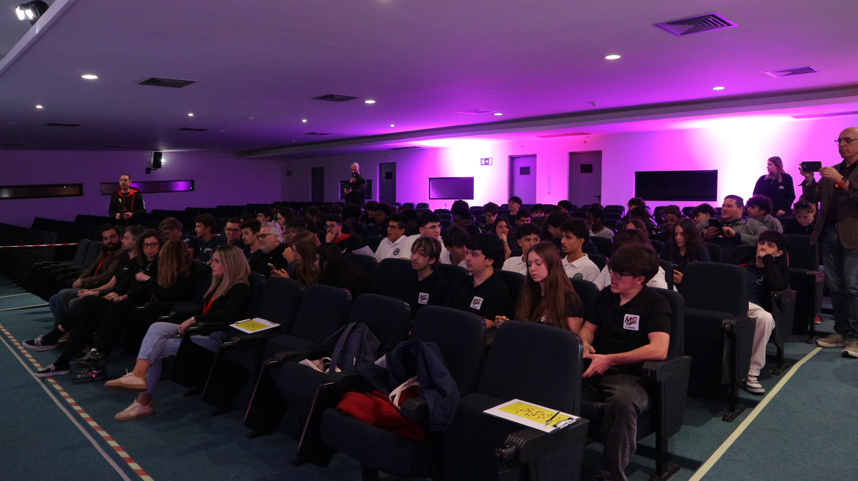 Público da fase regional durante uma apresentação