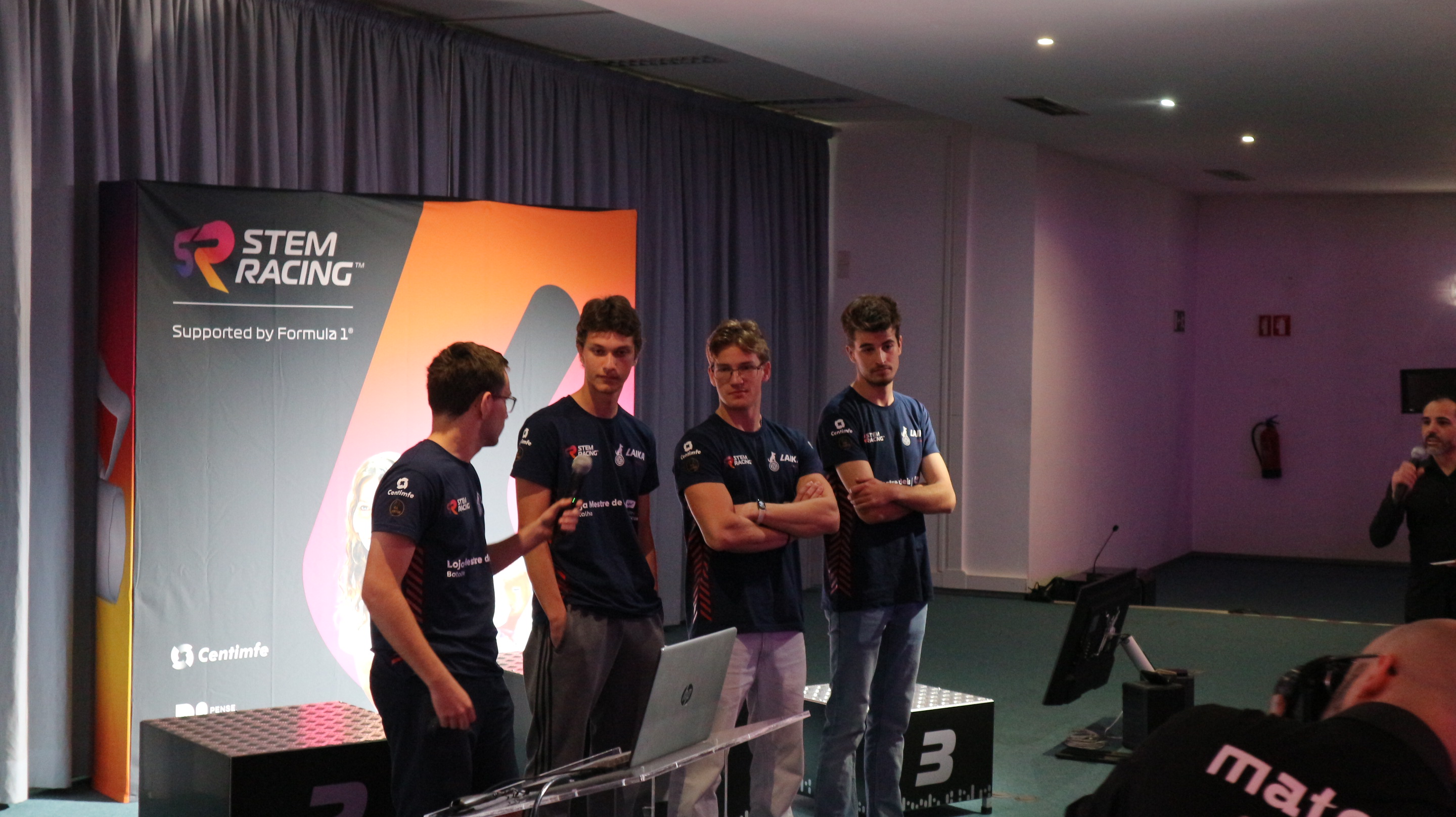 Laika Racing em apresentação no palco