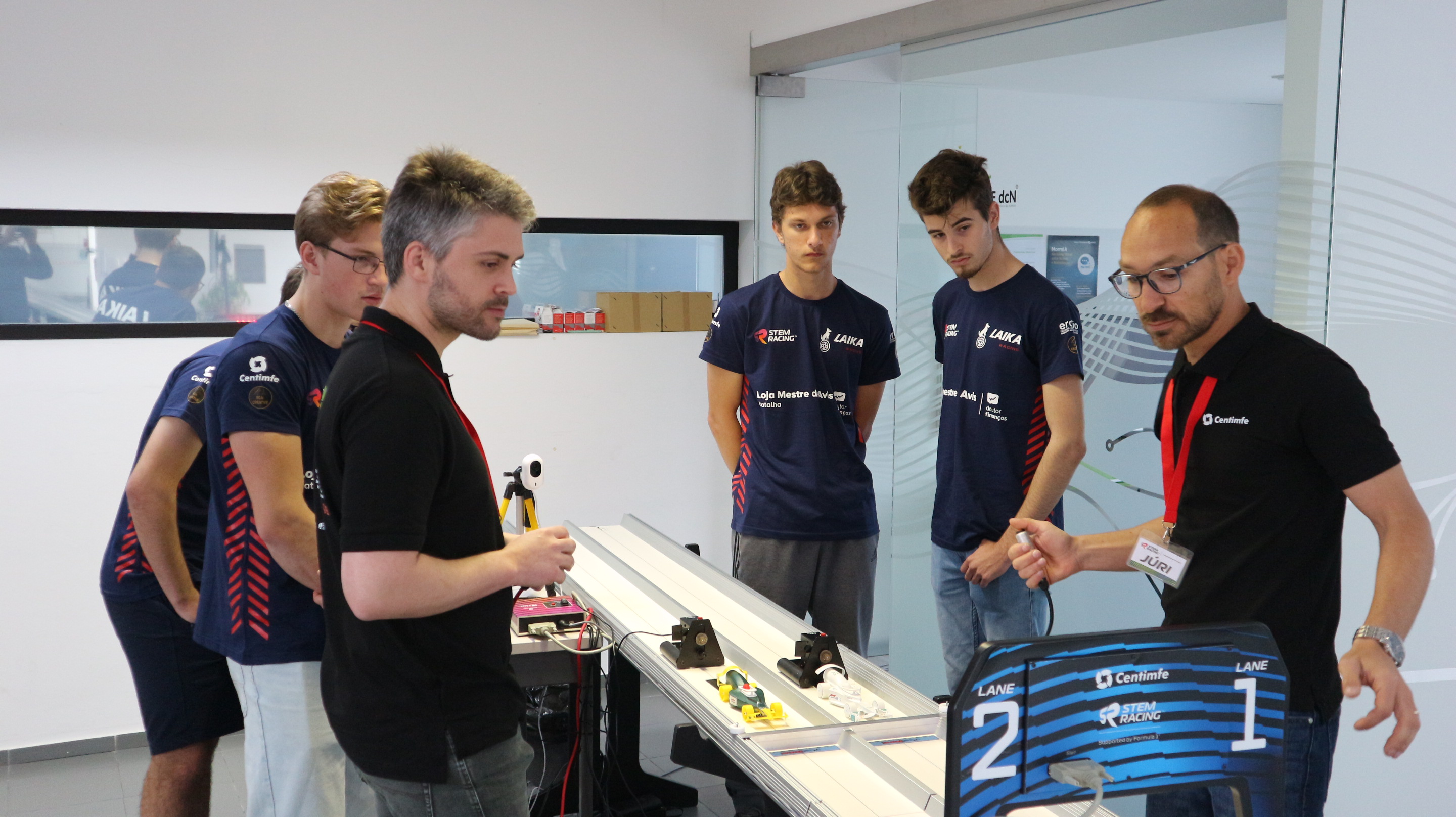 Equipa Laika Racing junto à pista na fase regional