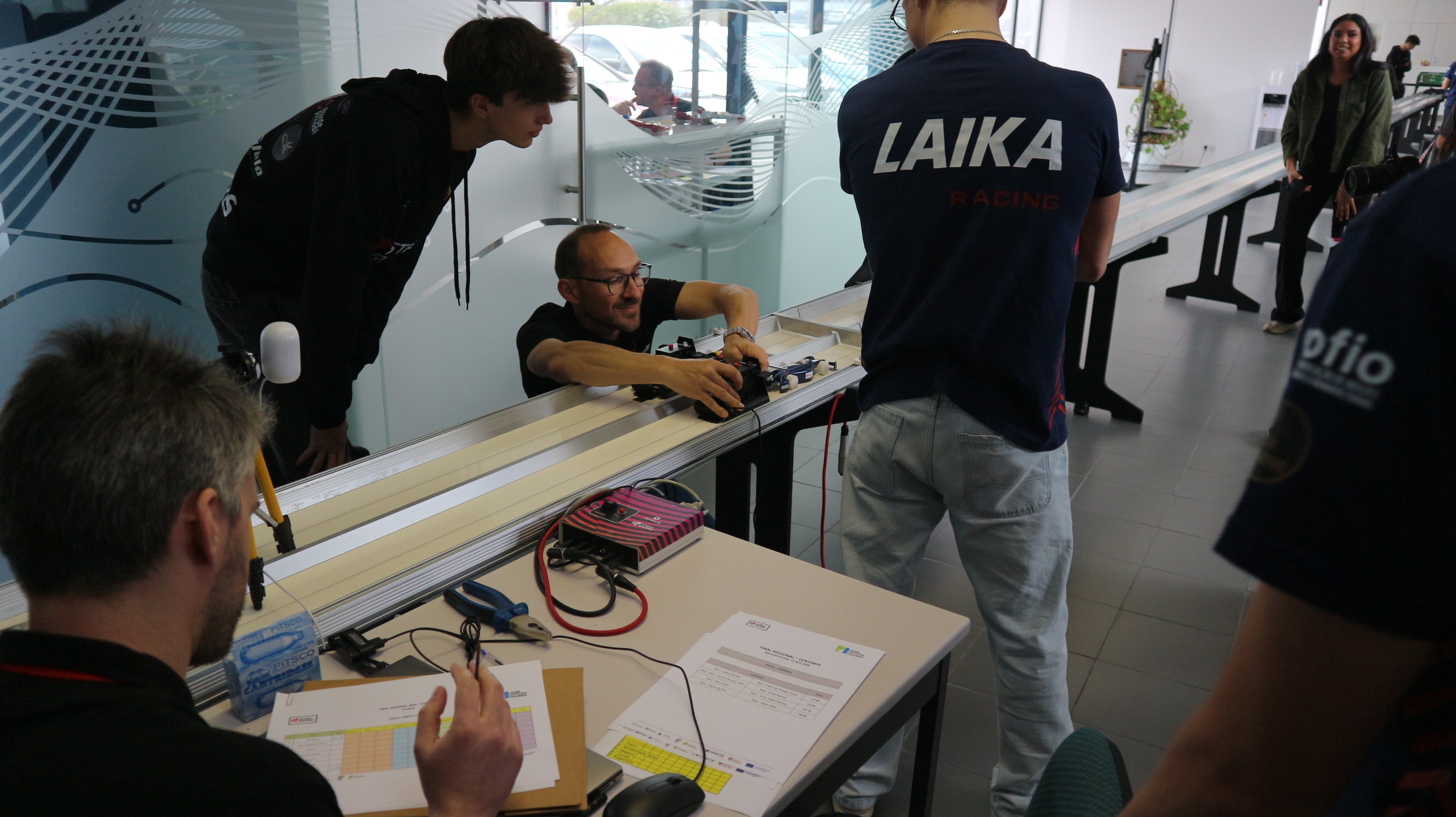 Equipa Laika Racing a observar o carro