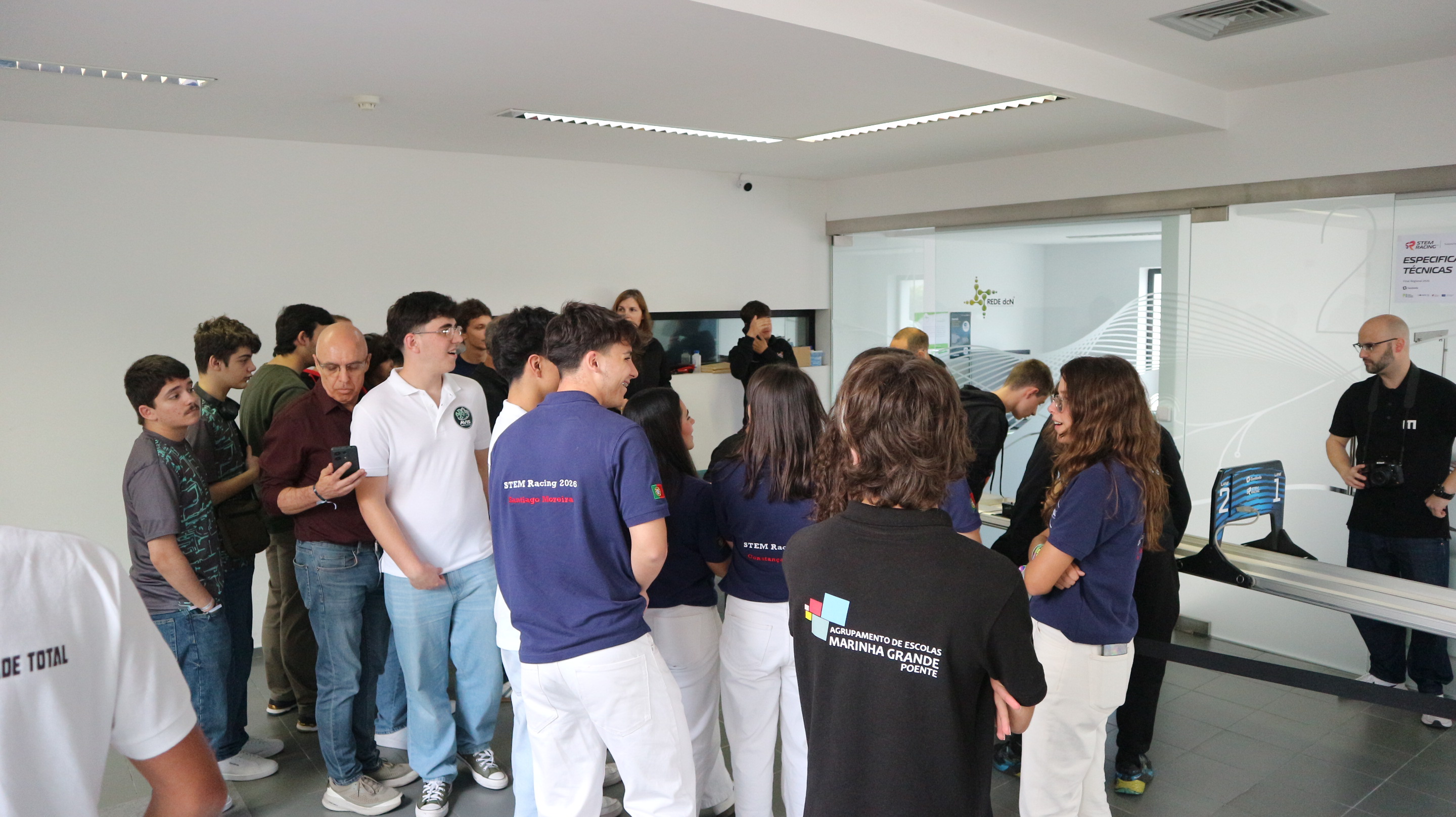 Grupo de participantes junto à pista