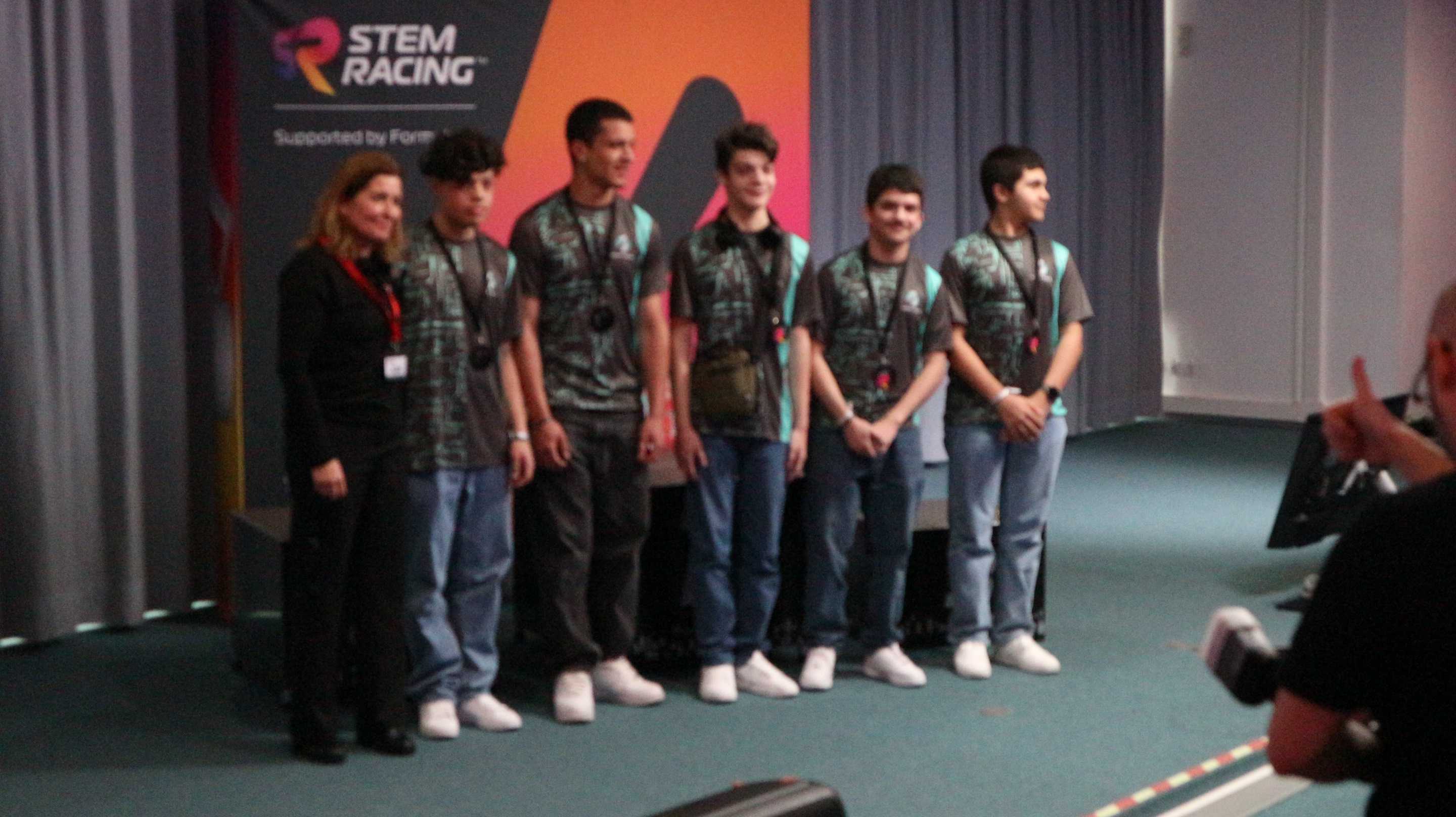 Equipas no palco da fase regional