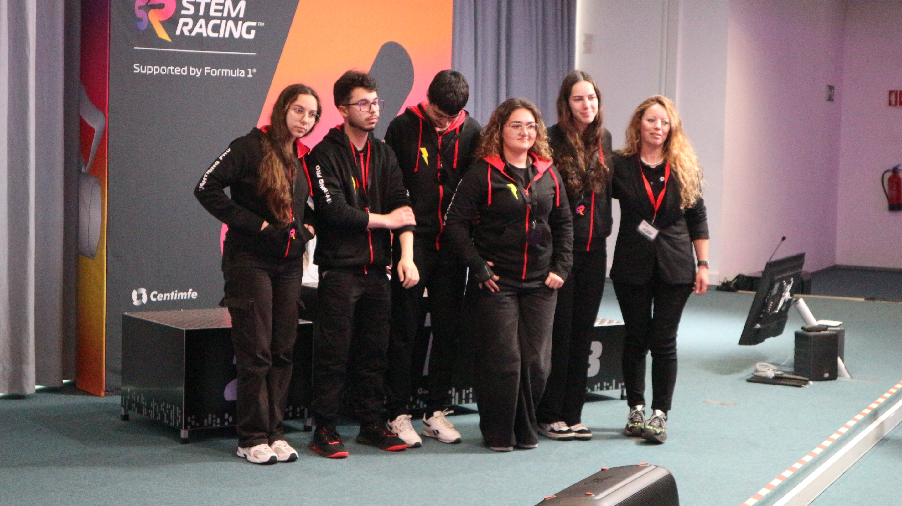 Grupo de participantes na cerimónia regional